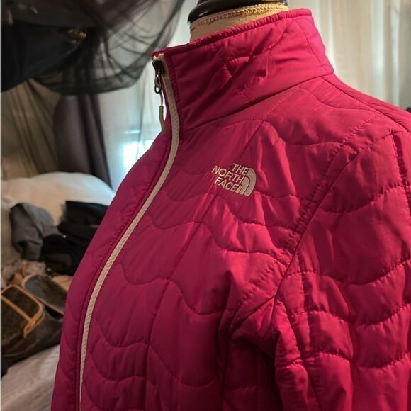 Northface thermoball sport active puffer packable jacket hot mr pink size medium - Picture 4 of 9